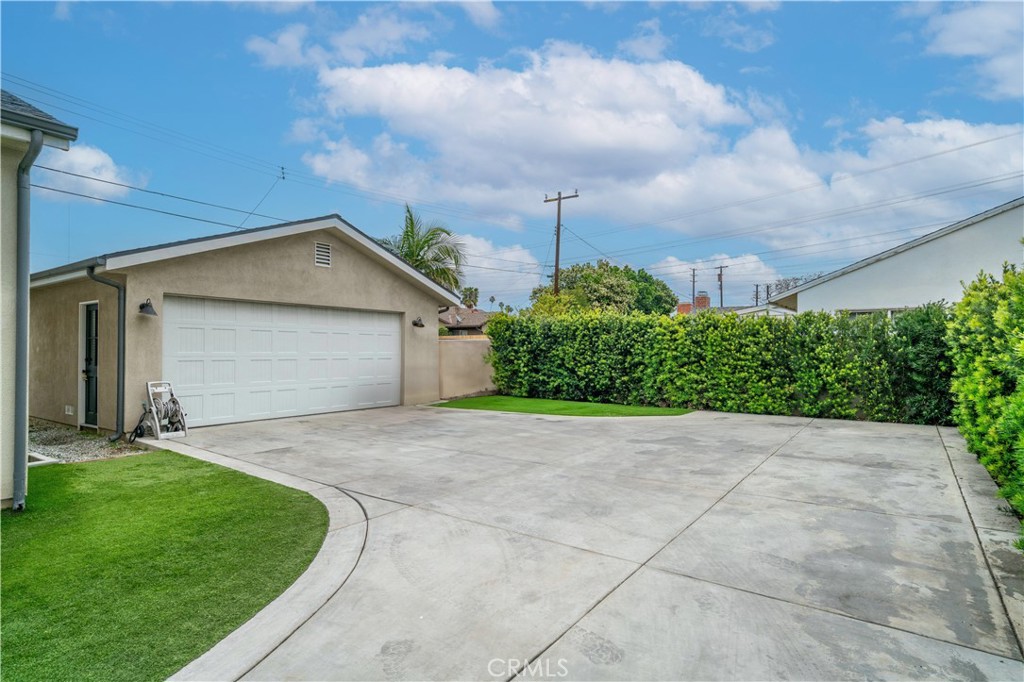 Properties 2 6454 N Vista Street