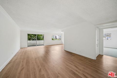 Photo of 131 N Orlando Avenue #204, Los Angeles, CA 90048 (MLS # 26679313)