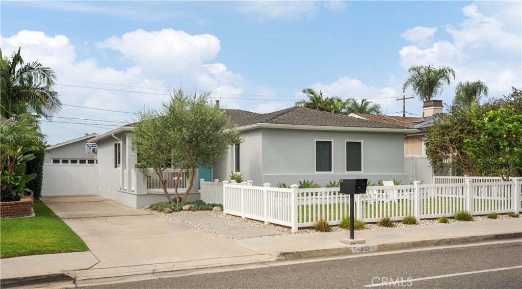 Photo of 339 E 19th ST, Costa Mesa, CA 92627 (MLS # OC26197956)