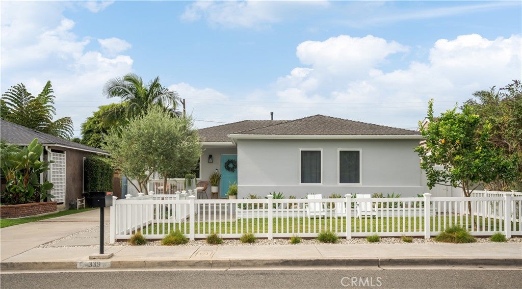 Photo of 339 E 19th ST, Costa Mesa, CA 92627 (MLS # OC26197956)