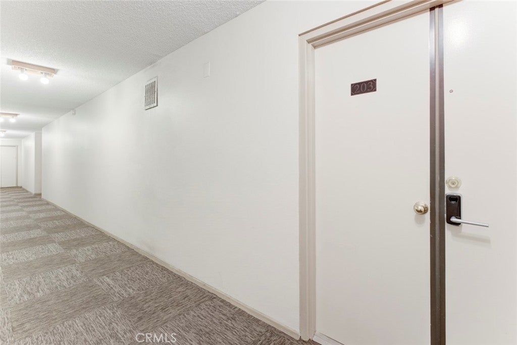 1037 N Vista
