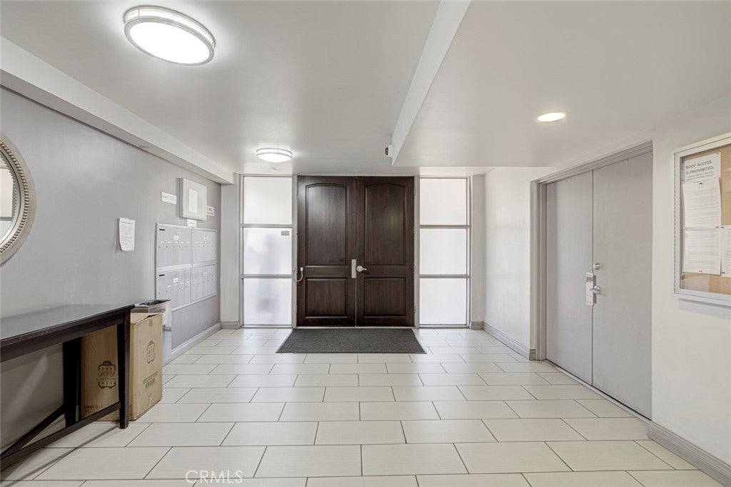 1037 N Vista