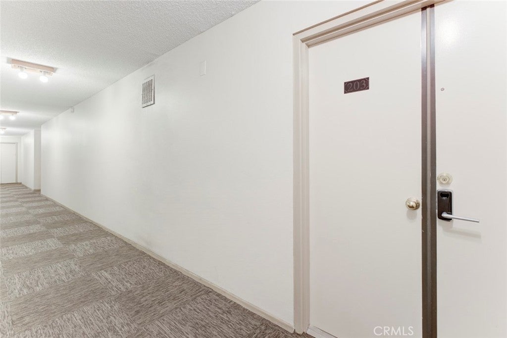 1037 N Vista