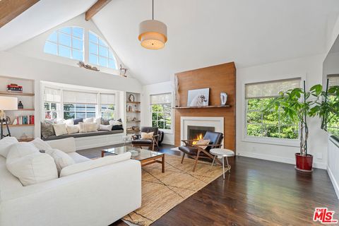 Photo of 8926 Wonderland Avenue, Los Angeles, CA 90046 (MLS # 26860443)