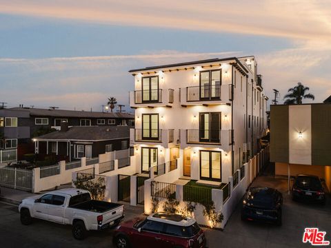 Photo of 1954 S Garth Avenue, Los Angeles, CA 90034 (MLS # 25596393)