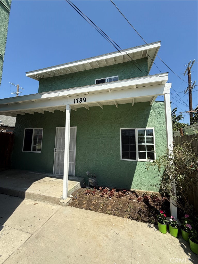 Fully remodeled 3 bedroom 2 bathroom unit. 1 bedroom and 1 bath is located downstairs. The beautiful kitchen with quartz countertops, and living room are open area located on the 1st level. Second floor has 2 good sized bedrooms and 1 bathroom. The back unit is the only unit available, it has a small private backyard. Ready to move in.