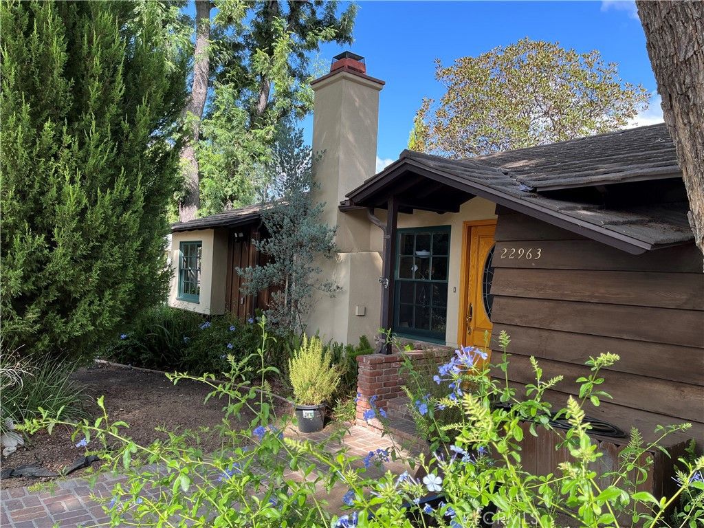 Photo of 22963 Ostronic Dr, Woodland Hills, CA 91367 (MLS # GD25227233)
