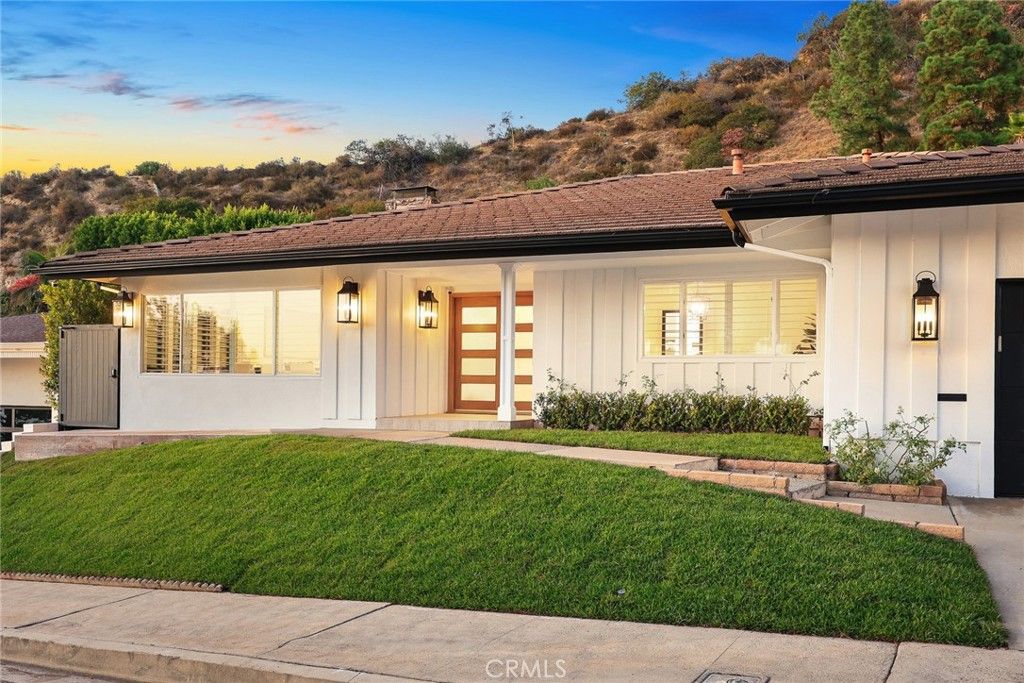 Photo of 321 Wonderview Drive, Glendale, CA 91202 (MLS # GD25252294)