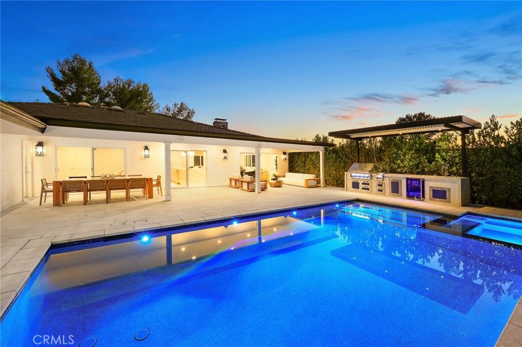 Photo of 321 Wonderview Drive, Glendale, CA 91202 (MLS # GD25252294)