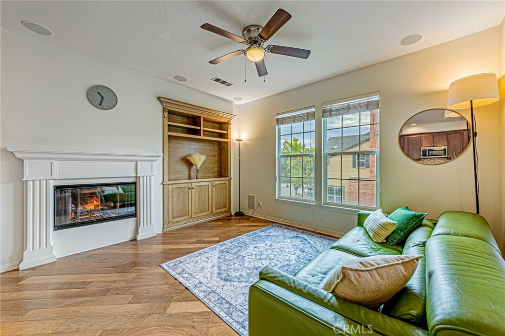 15229 Columbus Square