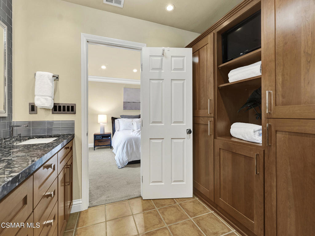 Reyes Adobe-886 - 886 - Residential