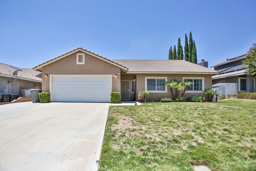 Welcome to this charming 3 bedroom, 2 bathroom single family home offering 1,582 sq. ft. of comfortable living space. Built in 2004 and nestled in a quiet, desirable Beaumont neighborhood, this move in ready home features an updated kitchen, modern flooring, and a bright, open layout perfect for everyday living and entertaining.
Enjoy the convenience oof being close to parks, top rated schools and major freeways, Ideal for commuters and families alike. With no HOA, you'll appreciate the freedom and flexibility.