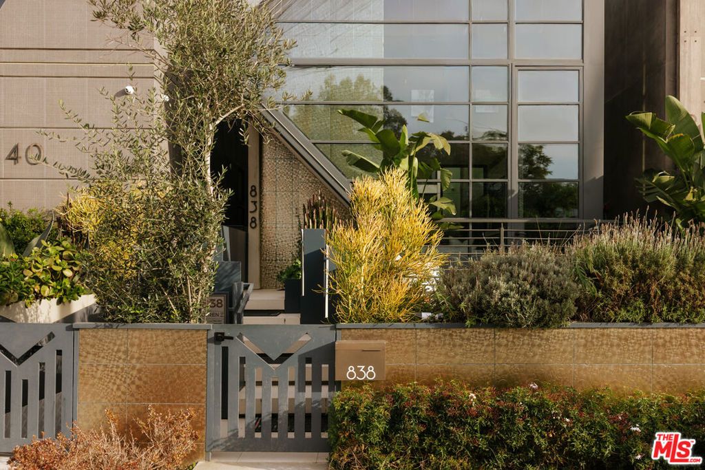 Photo of 838 California Avenue, Venice, CA 90291 (MLS # 26650039)