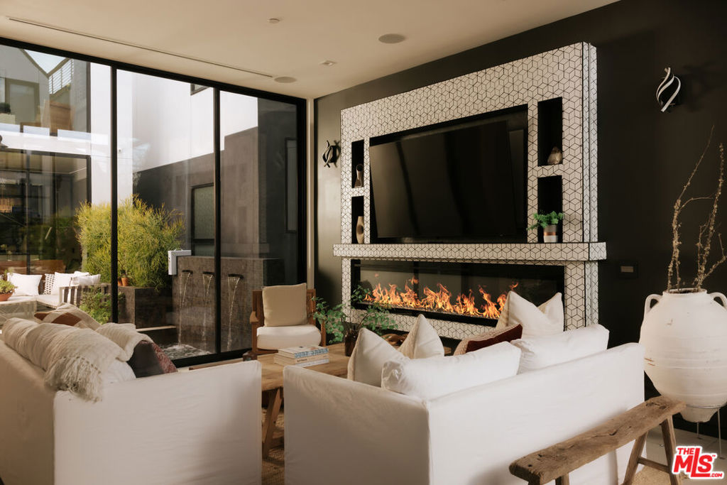 838 California Avenue