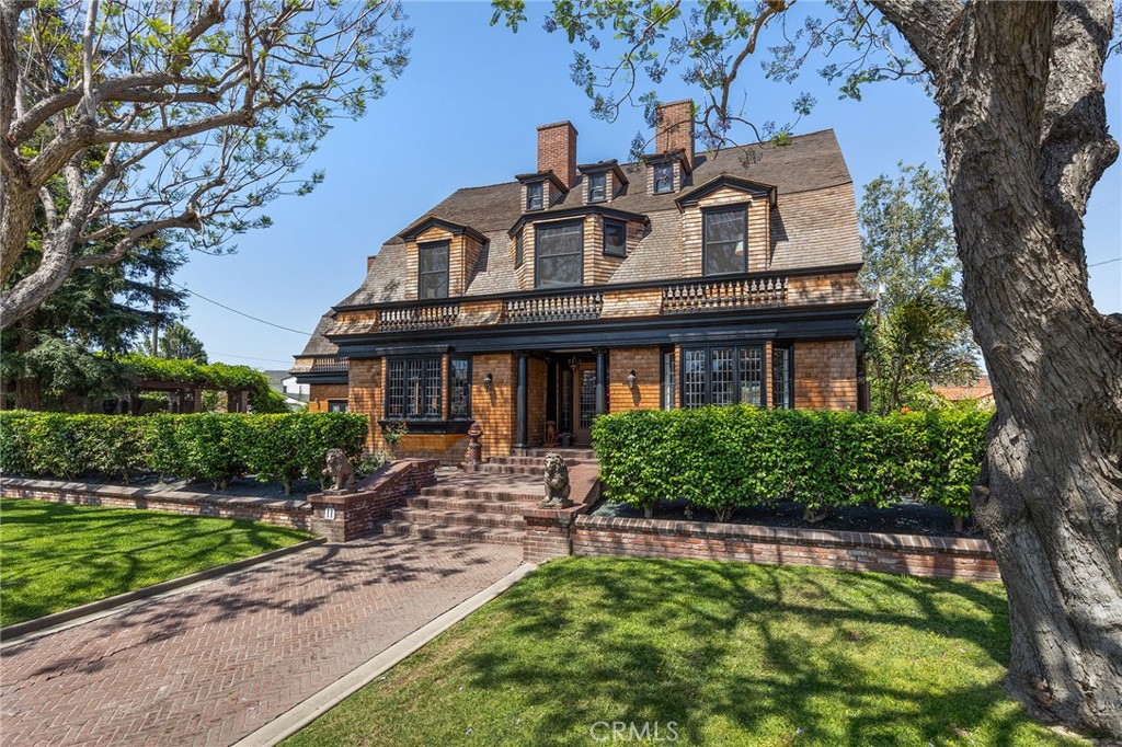 11 La Linda Drive