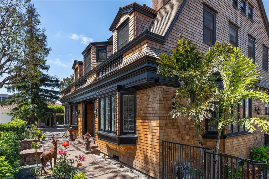 11 La Linda Drive