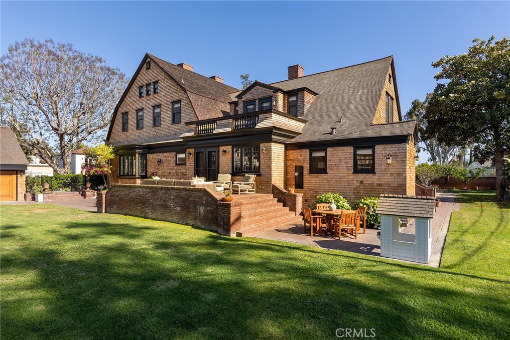 11 La Linda Drive