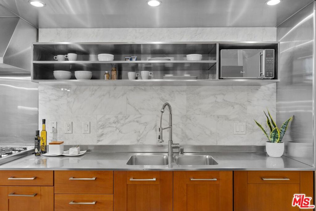 4080 Glencoe Avenue 220