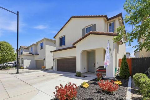 Photo of 551 Gabriele Court, Hollister, CA 95023 (MLS # ML82044966)