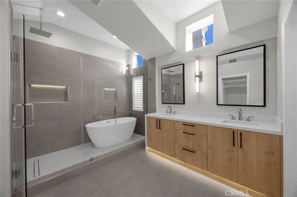 Newport Coast, California 92657, United States, 6 Bedrooms Bedrooms, ,4 BathroomsBathrooms,Residential,Active,242034