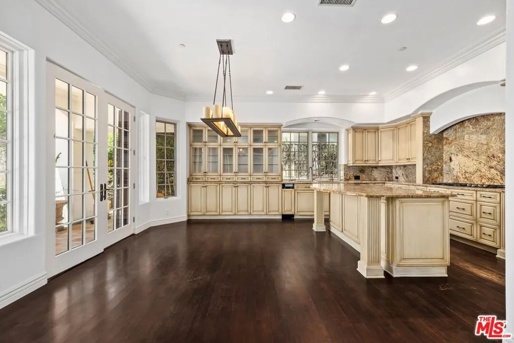 Pacific Palisades, California 90272, United States, 6 Bedrooms Bedrooms, ,5 BathroomsBathrooms,Residential,Active,178178