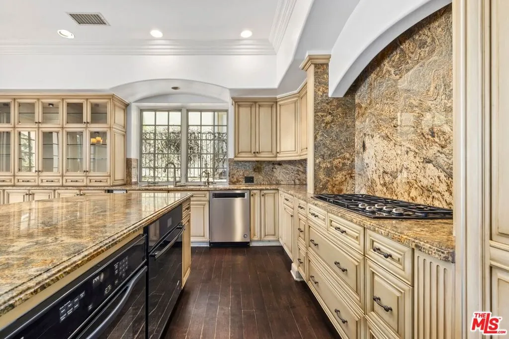 Pacific Palisades, California 90272, United States, 6 Bedrooms Bedrooms, ,5 BathroomsBathrooms,Residential,Active,178178