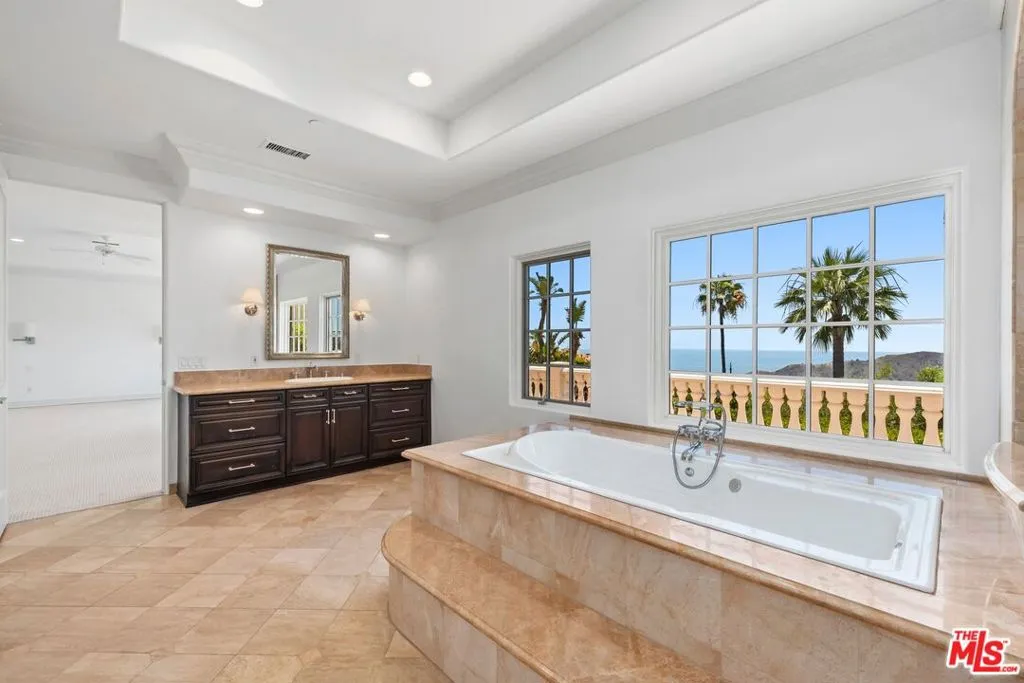 Pacific Palisades, California 90272, United States, 6 Bedrooms Bedrooms, ,5 BathroomsBathrooms,Residential,Active,178178