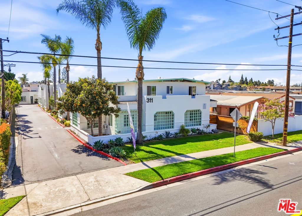 Photo of 311 W Wilson Street, Costa Mesa, CA 92627 (MLS # 26700699)