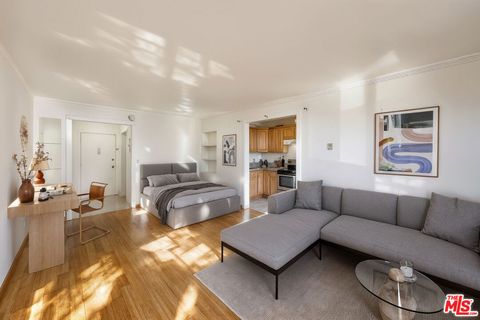 Photo of 425 S Kenmore Avenue #104, Los Angeles, CA 90020 (MLS # 25606563)