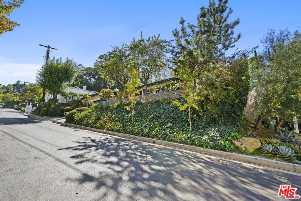 Photo of 3549 Stonewood Drive, Sherman Oaks, CA 91403 (MLS # 26636649)