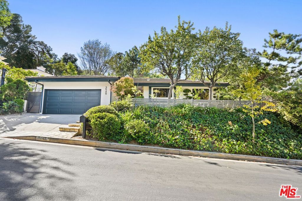 Photo of 3549 Stonewood Drive, Sherman Oaks, CA 91403 (MLS # 26636649)