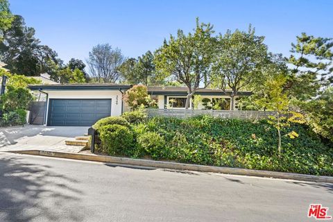 Photo of 3549 Stonewood Drive, Sherman Oaks, CA 91403 (MLS # 26636649)