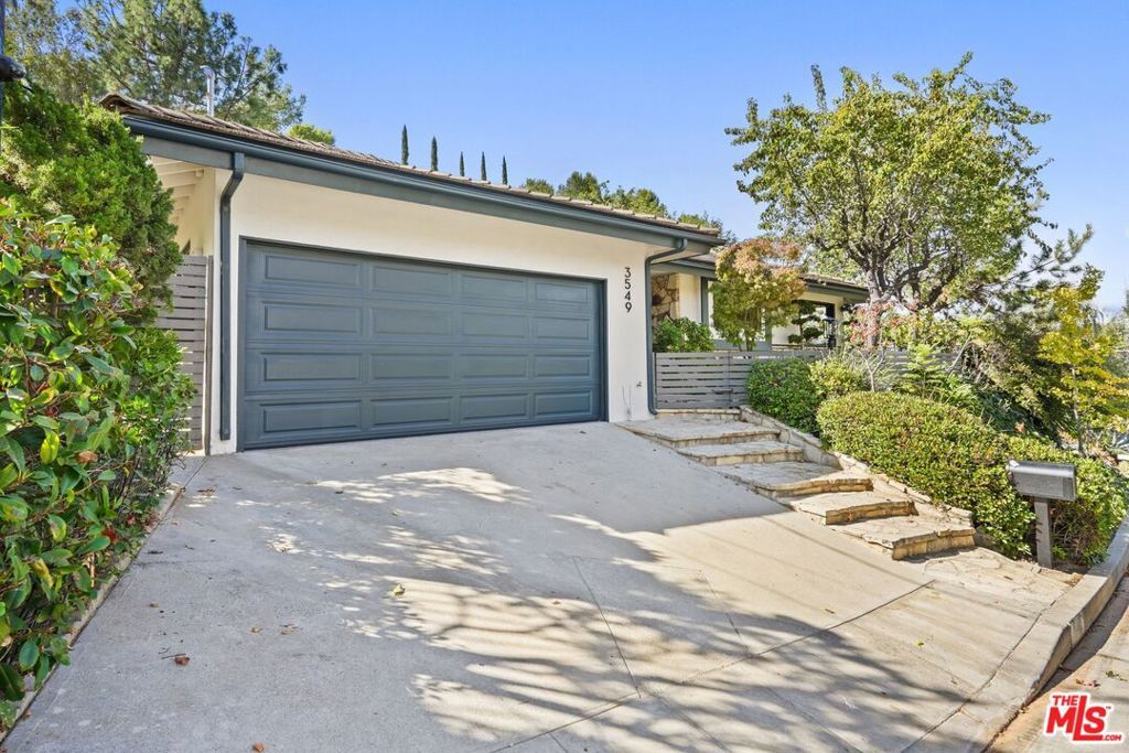 Photo of 3549 Stonewood Drive, Sherman Oaks, CA 91403 (MLS # 26636649)