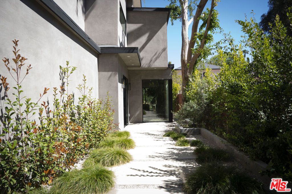 Photo of 3848 Vantage Avenue, Studio City, CA 91604 (MLS # 26662893)