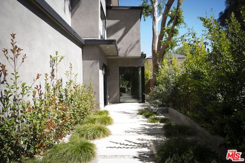 Photo of 3848 Vantage Avenue, Studio City, CA 91604 (MLS # 26662893)