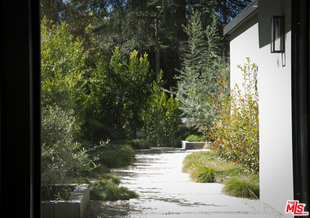 Photo of 3848 Vantage Avenue, Studio City, CA 91604 (MLS # 26662893)