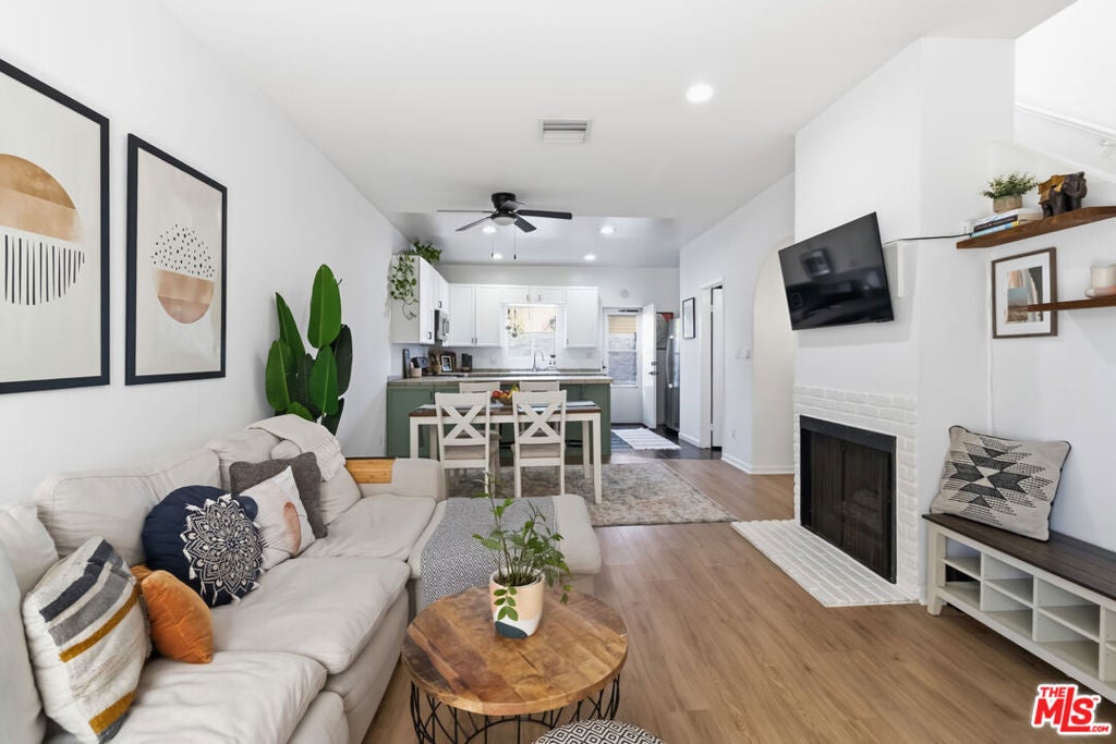 856 W Beach Avenue