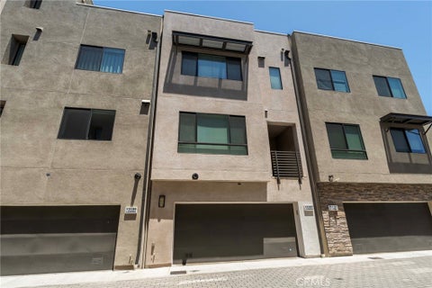 Photo of 13107 W Lumina Way, Valley Glen, CA 91401 (MLS # GD26153360)