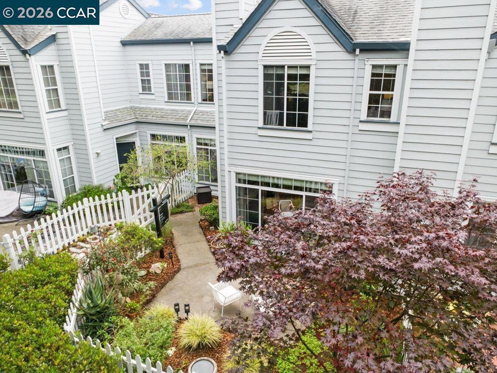 208 Commodore Dr DR
