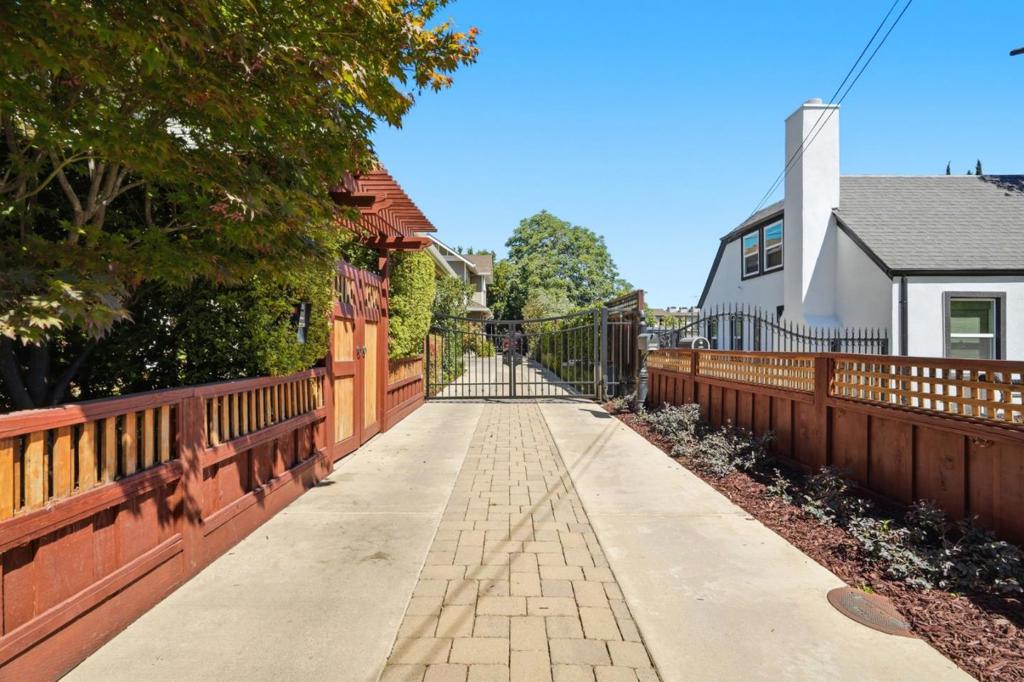 1113 Lincoln Court