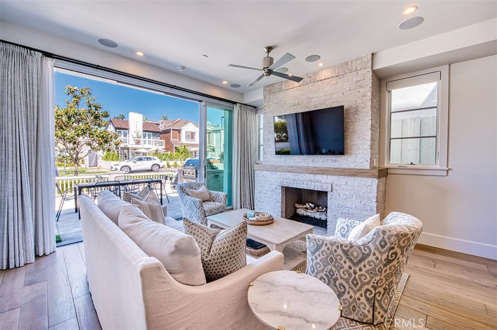 Corona del Mar North of PCH (CNHW) - Residential