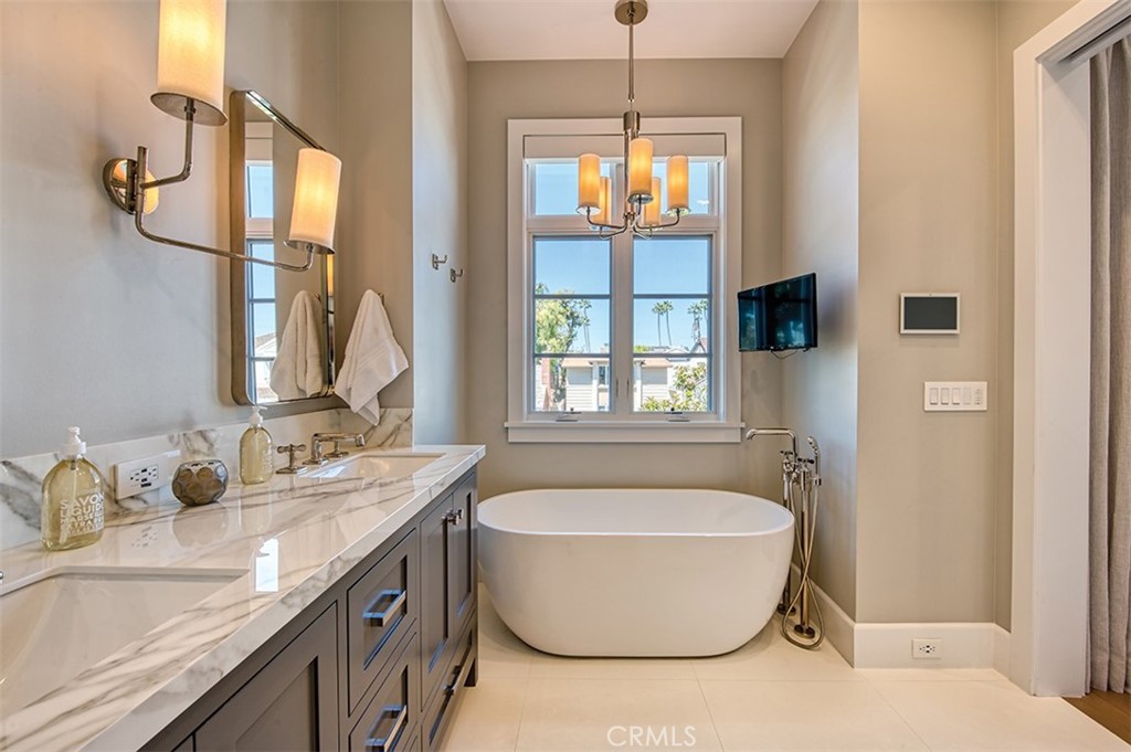 Corona del Mar North of PCH (CNHW) - Residential