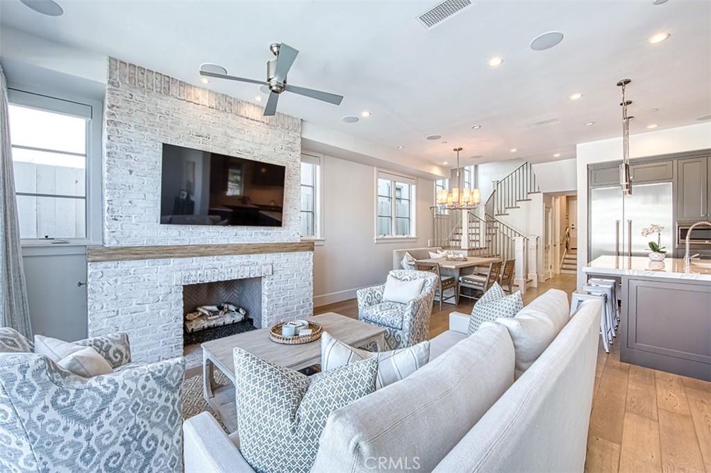 Corona del Mar North of PCH (CNHW) - Residential