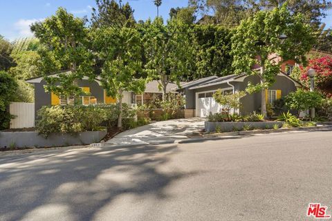 Photo of 2867 N Beachwood Drive, Los Angeles, CA 90068 (MLS # 26657967)
