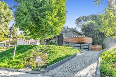 Photo of 4642 Poe Avenue, Woodland Hills, CA 91364 (MLS # SR26126574)