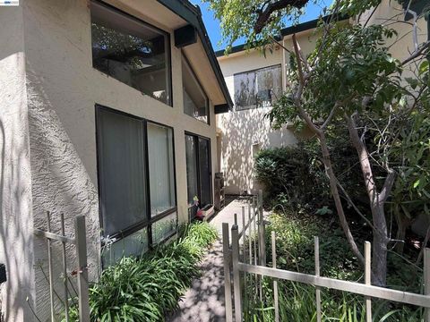 Photo of 402 Baywood Rd RD, Alameda, CA 94502 (MLS # 41133983)