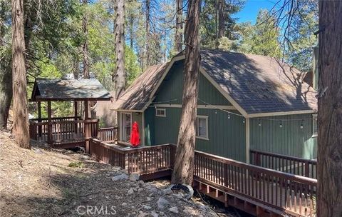 Photo of 27981 Rainbow Drive, Lake Arrowhead, CA 92352 (MLS # CV26056283)