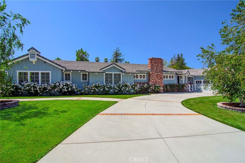 Photo of 5151 Quakertown Avenue, Woodland Hills, CA 91364 (MLS # SR26058846)