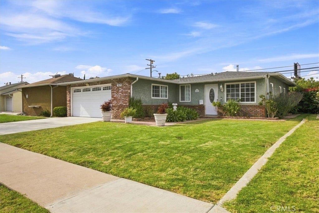 3829 W 144th