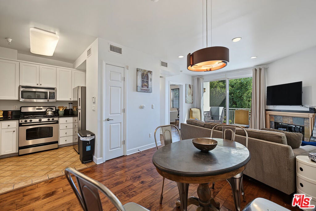 6038 Carlton Way 305